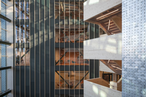 Moderne Architekturszene mit grossen Fenstern, und vertikalen Streifen an den Wänden.