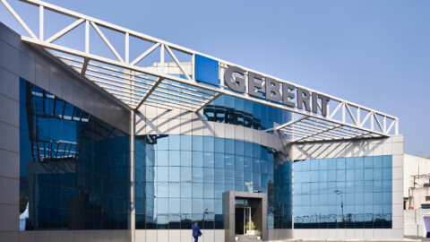 Moderne Firmengebäude mit grossen Glasfenstern und dem Schriftzug "GEBERIT" an der Fassade.