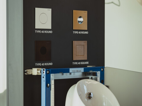 Ein Urinal Display mit verschiedenen Betätigungsplatten.
