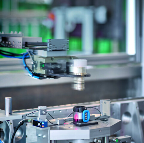 Mechanischer Arm mit Sensoren und Kabeln über einem Rohrleitungsfitting.