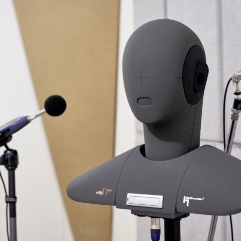 Akustischer Prüfkopf mit Mikrofonen, die zum Testen von Geräuschen positioniert sind