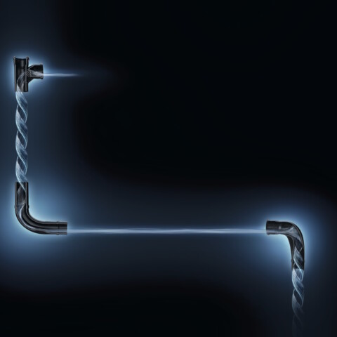 Ein schwarzes, L-förmiges Rohrsystem mit einer Visualisierung des spiralförmigen Wasserflusses im Innern.