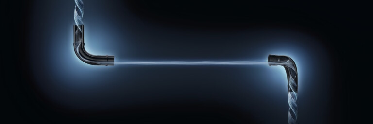 Ein schwarzes, L-förmiges Rohrsystem mit einer Visualisierung des spiralförmigen Wasserflusses im Innern.