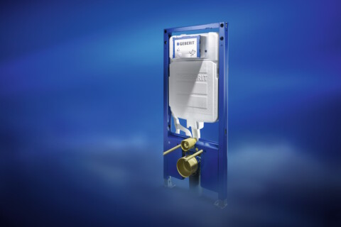 Seitlich Ansicht auf ein freistehendes Geberit Installationssystem (Duofix) mit einem weissen Spülkasten auf blauem Hintergrund.