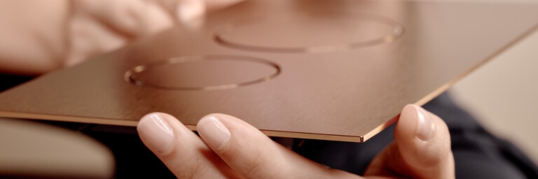 Eine Person begutachtet die dünne Sigma40 Betätigungsplatte.