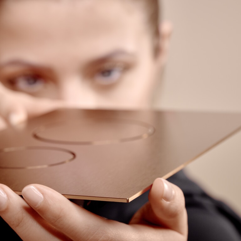 Eine Person begutachtet die dünne Sigma40 Betätigungsplatte.