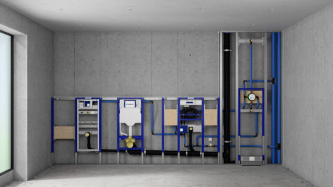 Aufnahme einer Badezimmerwand im Rohbau mit verschiedenen montierten Sanitärinstallationssystemen.