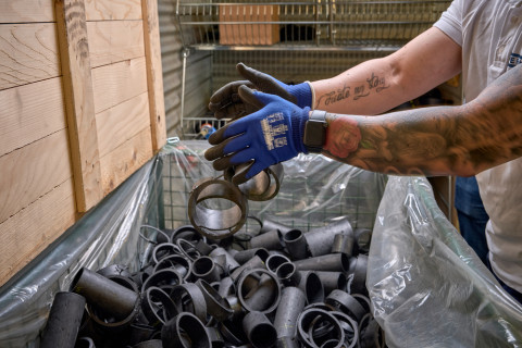 Remaining pieces of Silent‑db20 discharge pipes are crushed and reused for new fittings.